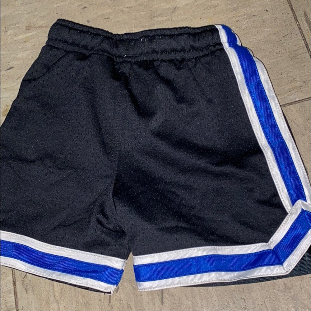Oshkosh size 12 months shorts - Picture 3 of 3